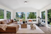 Modern Mountain View Getaway w Huge Outdoor Space - B&B Renton