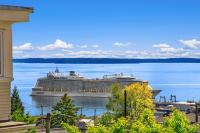 Queen Anne Retreat with Bay Views Dining & Shop - B&B Seattle