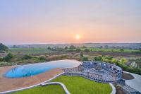 SaffronStays Ashfield - 5BHK Eco-Farmhouse with Pools, Jacuzzi, Lawn & Games Room - Chambres d'hôtes Nashik