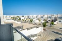 Luxury 3BR Retreat with Assistant Room and Outdoor Pool, Breathtaking Mountain Views, Close to Fujairah Beautiful Beaches, Al Dana Island, Fujairah by Deluxe Holiday Homes - Chambres d'hôtes Fujairah