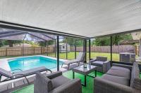 Stunning Heated Pool House Close to Tampa & Casino - Chambres d'hôtes Seffner