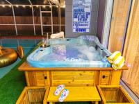 Pool Hot Tub Massage Chair Free EV Charger 5 Mins to Beaches! - B&B Seminole