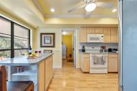 Stunning Home w Heated Saltwater Pool & Pond View - Bed and Breakfast Tampa