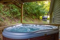 Rustic Retreat — Easy Access, Peaceful Setting, Close to Everything - B&B Sevierville