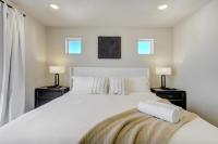 NEW Modern Interquest Stay - King Bed - Balcony - B&B Colorado Springs