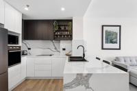 Stylish 2BR Retreat in Heart of Darling Harbour! - Bed and Breakfast Sydney