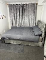 Spacious 5 bedroom house near Wood Green station, London - Bed and Breakfast Londen