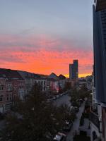 Modern 2-Bedroom Apartment for 4 Guests, In a Prime Location Close to the Train Station and the Historic Center of Ghent - Chambres d'hôtes Gand