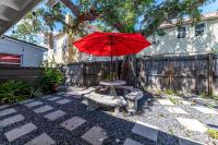 Cozy 1BR • Courtyard + Shared Deck - Bed and Breakfast St. Petersburg