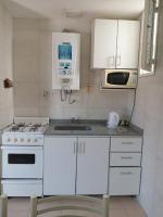 Departamento con cochera para 4 personas, 2 ambientes en Villa Gessel a cuatro cuadras de la playa - Chambres d'hôtes Villa Gesell