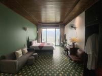 Habitación con cama extragrande.