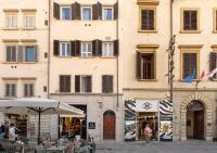 Avelli Pia Fourth Floor with 2 Bathrooms - Florence Charming Apartments - Delightful and bright 4rd-floor apartment without elevator, overlooking one of Florence's most beautiful squares, Exceptionally located for exploring the city - B&B Florence