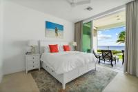 26 Sunset Point Vacations Luxury Oceanfront Condo with Private Garden West Bay - Chambres d'hôtes West Bay
