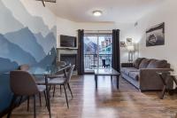 Renovated Haven in Rockies with Hot Tub and Pool - Chambres d'hôtes Canmore