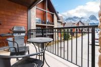 Renovated Haven in Rockies with Hot Tub and Pool - Chambres d'hôtes Canmore