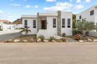 Villa Vredenberg - Modern Private Villa with Pool in Gated Resort - Bed and Breakfast Willemstad