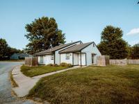 Quiet 2BR Apt - Minutes from Arrowhead Stadium - B&B Lawrence