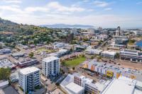 Townsville 2 Bedroom Apartment with Pool, Balcony & Parking - B&B Townsville