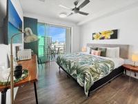 '124' Top Floor Hotel-Style King Room - Ocean Views - B&B Cairns