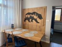 Appartement met 1 slaapkamer, balkon en uitzicht op de bergen.