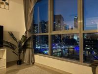 810 Elegant Marina View Apartment Near Tram, Dining & Nightlife, Bay Cental - Chambres d'hôtes Dubaï