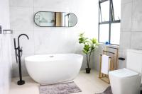 Zimmer mit Kingsize-Bett und Poolblick