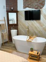 Marcos Apartments I Bathtub in Bedroom experience - B&B Făgăraș
