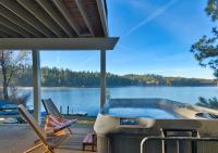 Lakefront Villa with 180 degree view private dock and boats - Chambres d’hôtes Groveland