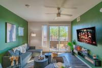 Walk To Stadium with Modern PoolGymParkingWD - B&B Glendale