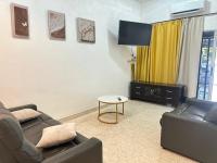 Taman Inderawasih, Perai 3 Bedrooms Single Storey Terrace ,12mins to Penang Bridge , 5mins to Sunway Carnival Mall - Chambres d'hôtes Butterworth