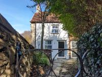 Cosy cottage, sleeps 4, near trails, own parking - B&B Abercarn