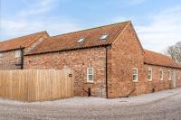 Unique luxury barn with private wood-fired hot tub - B&B Selby
