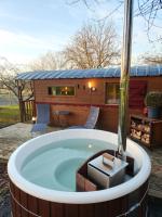 le cocon d'amour " Roulotte avec bain nordique privée" - B&B La Chapelle-du-Fest