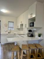 Kokomo-Apartment in the Heart of Jeffreys Bay - Chambres d'hôtes Jeffreys Bay