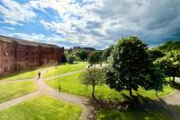 Garden-View 2BR Apartment - Free Parking & WiFi - B&B Glasgow