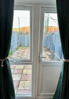 Modern 2 Bedroom House Near London City Airport, Excel, O2 & DLR with FREE Parking & Privet Entrance - Chambres d'hôtes Londres