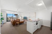 Immaculate Top Floor Views - 2Bed-2Bath-1Car-Pool - B&B Brisbane