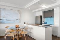 Immaculate Top Floor Views - 2Bed-2Bath-1Car-Pool - B&B Brisbane