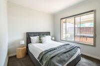 Relax Play and Unwind Spacious Home with Yard - Bed and Breakfast Clifton Springs