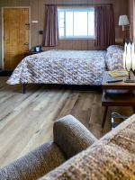 Habitación con cama extragrande.