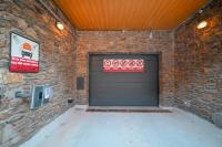 Jacuzzi con terraza y vistas panorámicas a Grandvalira I AndBnB - B&B Bordes d'Envalira