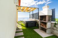 Rosas House, private house with jacuzzi and BBQ - Chambres d’hôtes Estreito da Calheta