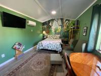 Tropical Studio Retreat with Great WiFi and EV charging - Ferienwohnung Jacksonville