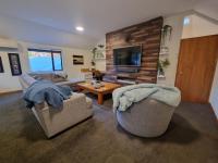 Home on Hagley with Spa Pool & two car parks - Bed and Breakfast Christchurch