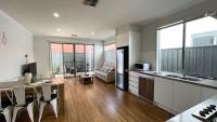 Modern 3BR Townhouse Near Shopping & CBD - B&B Woodville