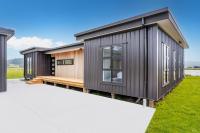 Lakeside Retreat Matarangi - Deluxe Home with Sleep-out - Chambres d'hôtes Whitianga