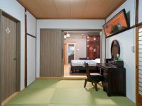 Camera Familiare con Vista Giardino