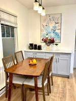 Private Entire Guest Suite, 1 min to bus stops to Downtown and major attractions - Chambres d'hôtes Vancouver