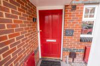 Modern Two Bedroom Home with Parking - B&B Basingstoke