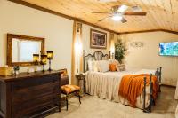 Villa Serena Tuscan Theme home with a HIDDEN lounge, fire pit, lawn games, creek - B&B Dahlonega